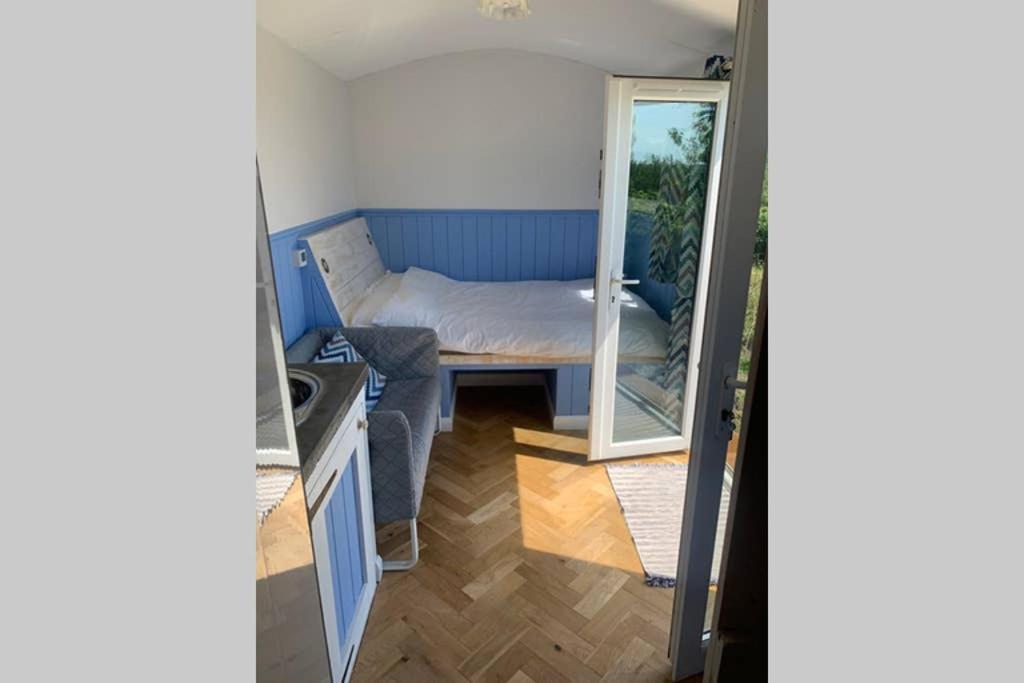 Apple Tree Hut Apartment Tenby Exterior photo